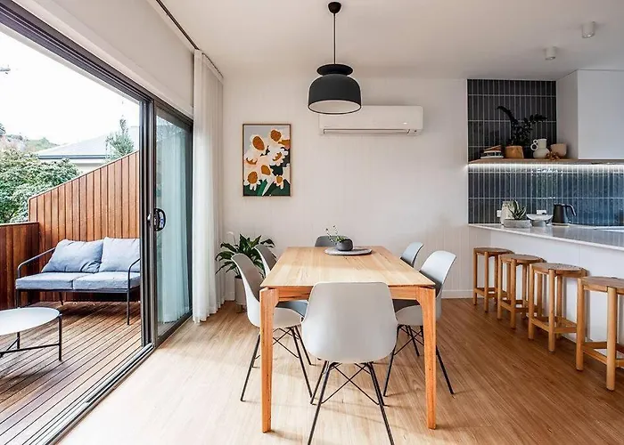 Convenient Luxury Home, Minutes To Cbd + Hospital