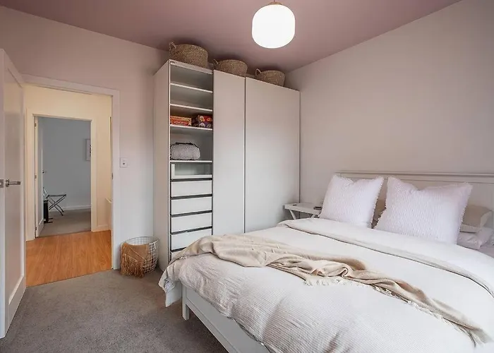 Convenient Luxury Home, Minutes To Cbd + Hospital