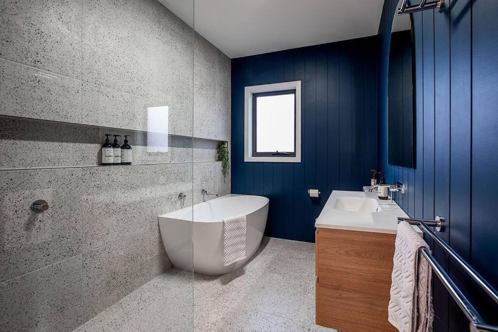 Convenient Luxury Home, Minutes To Cbd + Hospital Holiday home Launceston
