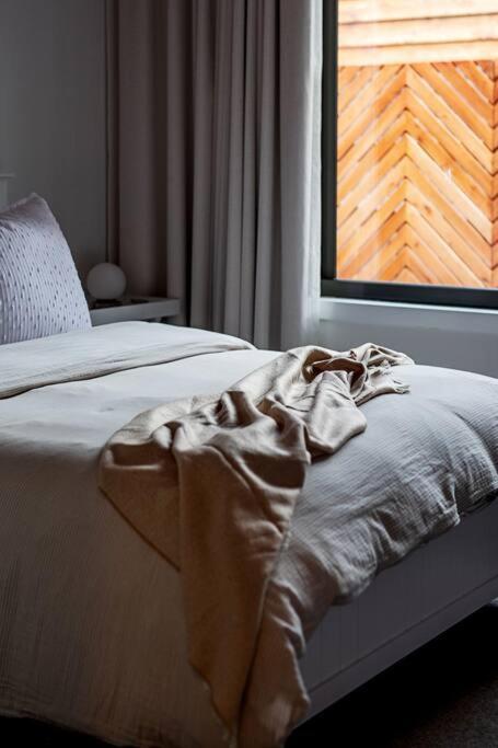 Convenient Luxury Home, Minutes To Cbd + Hospital *
